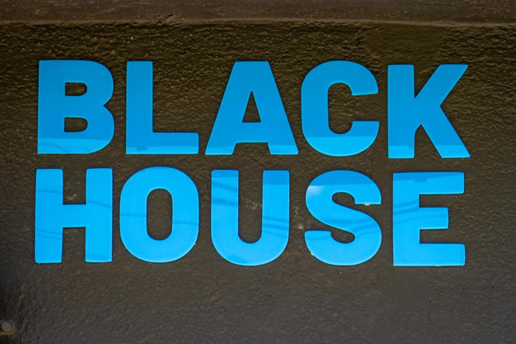 Black House Sorprendente Casa Estilo Industrial Olot Eksteriør billede