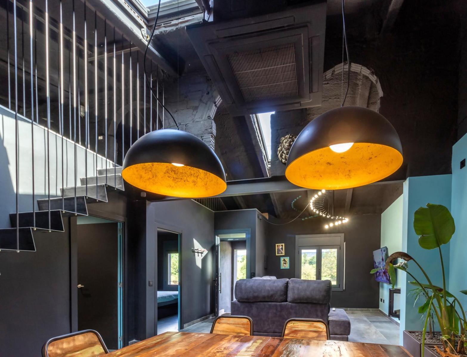 Black House Sorprendente Casa Estilo Industrial Olot Eksteriør billede