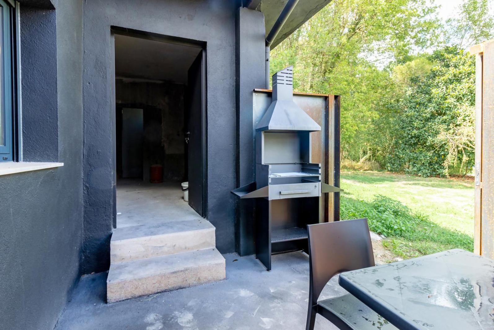 Black House Sorprendente Casa Estilo Industrial Olot Eksteriør billede