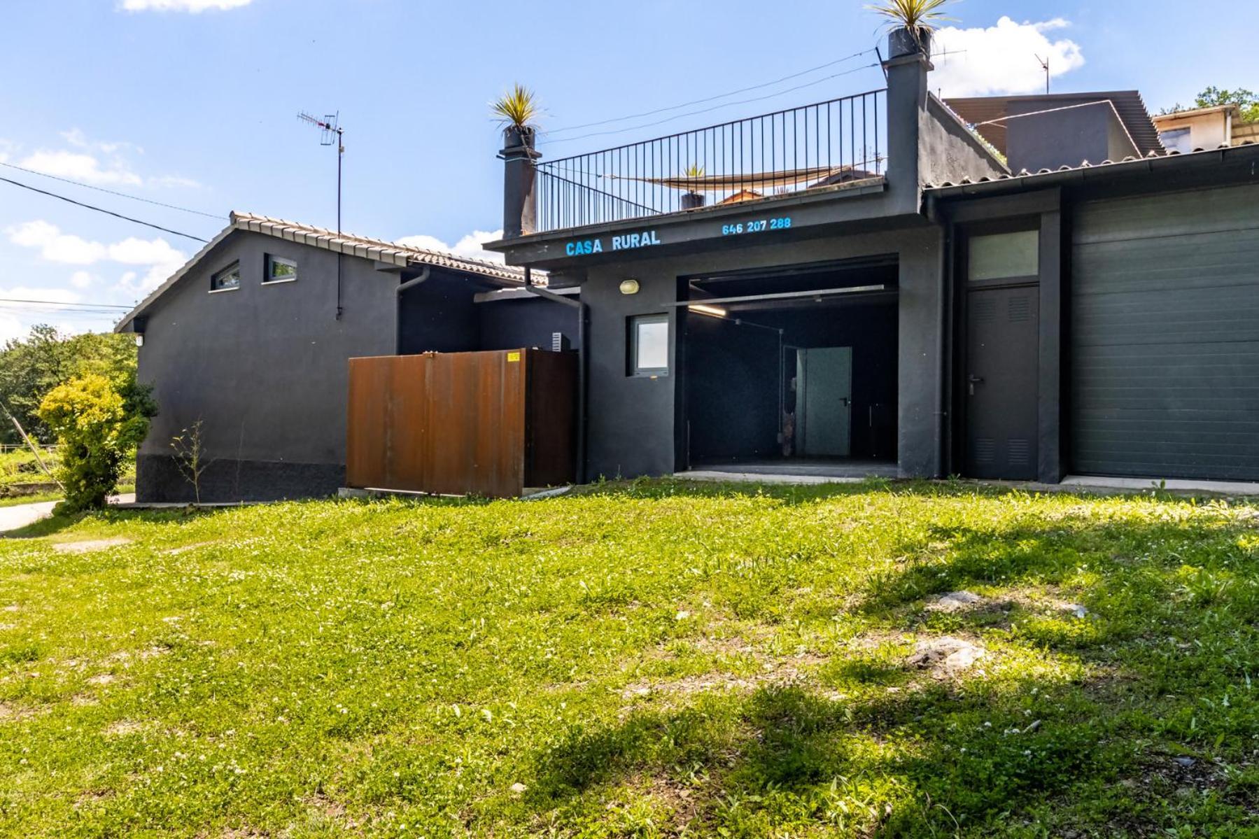 Black House Sorprendente Casa Estilo Industrial Olot Eksteriør billede
