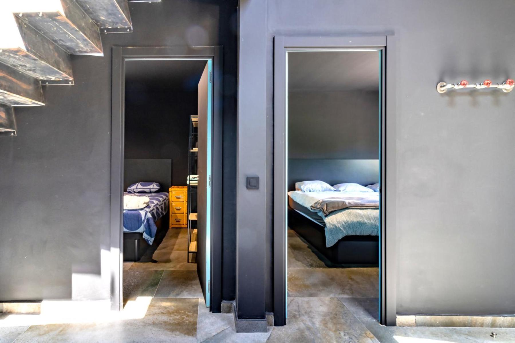 Black House Sorprendente Casa Estilo Industrial Olot Eksteriør billede