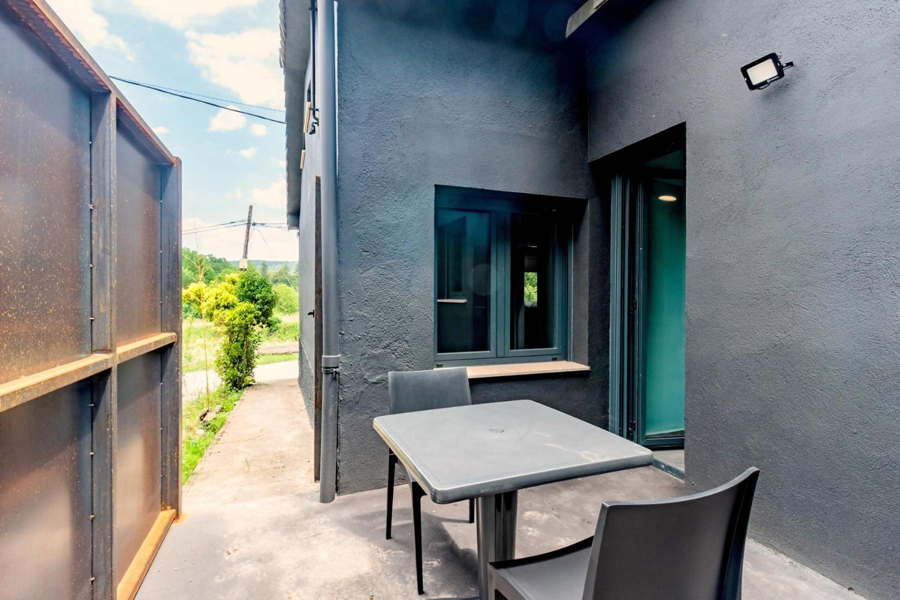 Black House Sorprendente Casa Estilo Industrial Olot Eksteriør billede