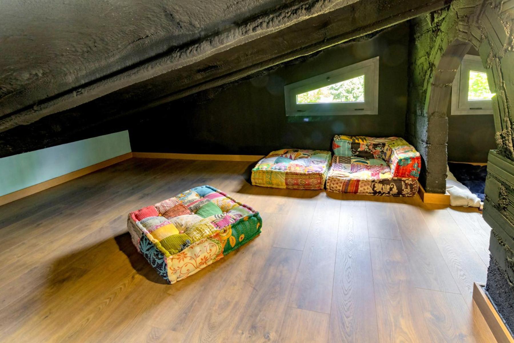 Black House Sorprendente Casa Estilo Industrial Olot Eksteriør billede