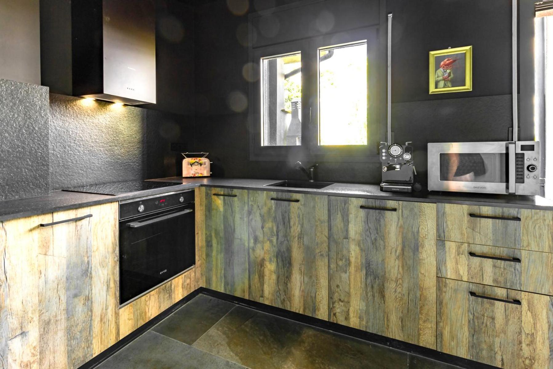 Black House Sorprendente Casa Estilo Industrial Olot Eksteriør billede