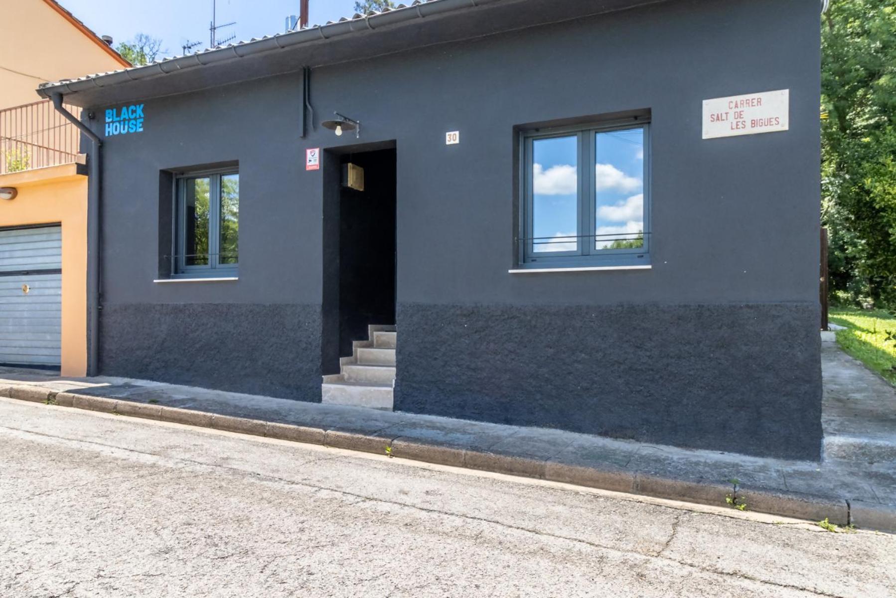 Black House Sorprendente Casa Estilo Industrial Olot Eksteriør billede